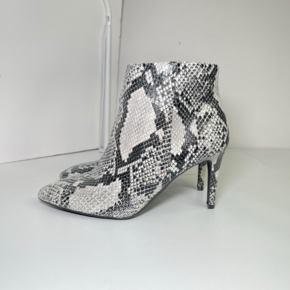 Worthington Lorna Snakeskin Ankle Booties Women 9.5 Pointed Toe Memoryfoam Zipup - Picture 3 of 13